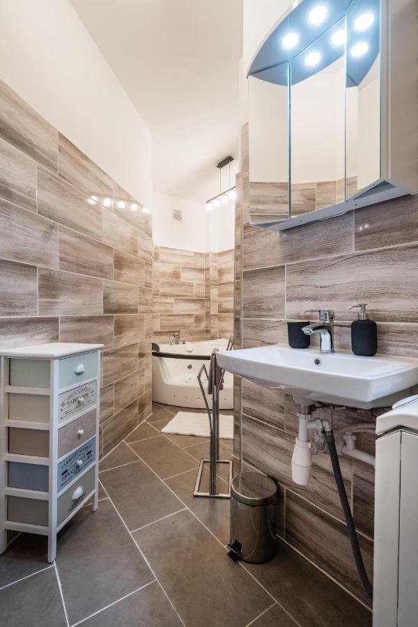 ブダペストJacuzzi And Privacy With 2 Balconies And Free Garageアパートメント エクステリア 写真